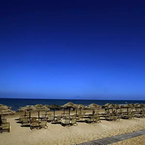 En su quinto año de recesión, el Banco de Grecia indicó que los ingresos por turismo en el primer trimestre de 2012 cayeron un 15,1 por ciento a 396,3 millones de 466,7 millones de euros.