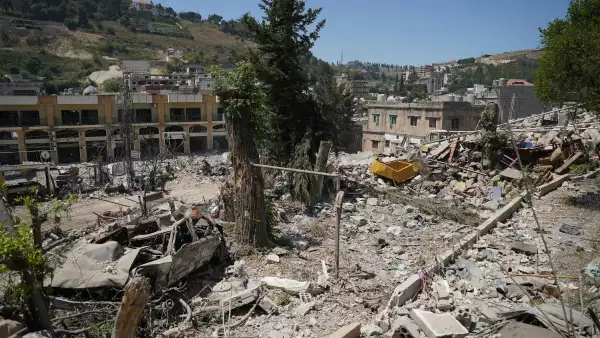 Un vehículo destruido se encuentra entre los escombros del principal mercado destruido por el ejército israelí en la ciudad sureña de Nabatieh el 21 de junio de 2026.