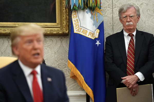 ( 2019. El asesor de Seguridad Nacional de la Casa Blanca, John Bolton, escucha al presidente de los Estados Unidos, Donald Trump, durante una reunión en la Oficina Oval.)