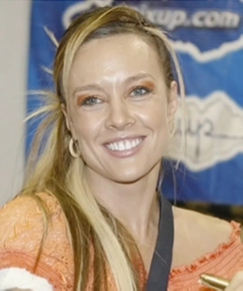 La cantante lanzará a finales de junio su nuevo trabajo de estudio en formato "Primera Fila", incluirá sus éxitos "Azúcar Amargo", "Subidón", entre otros.