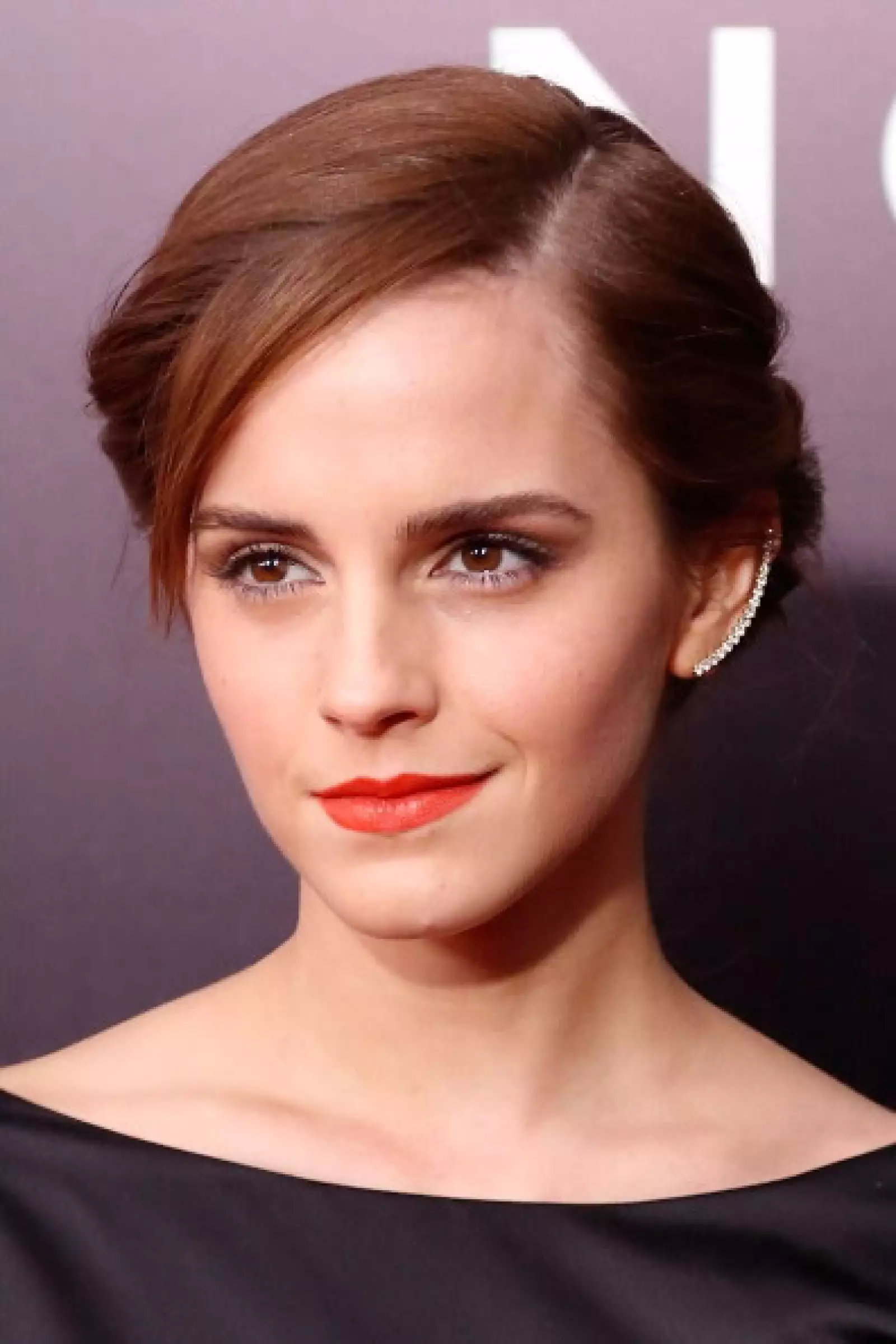 Emma Watson demuestra su estilo clásico y elegante con un ear cuff de diamantes delgaditos.