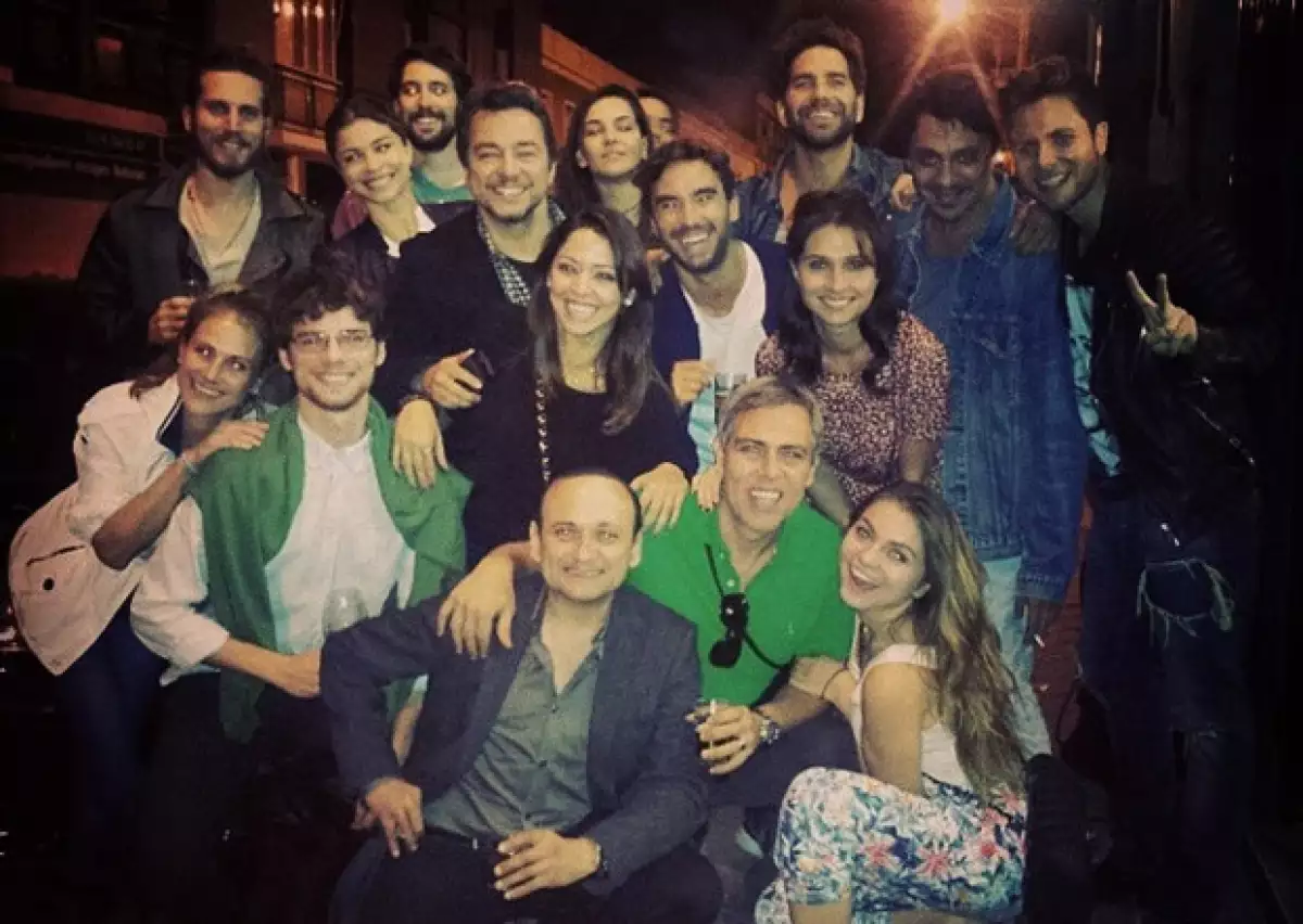 La más reciente imagen de Instagram de Sofía Castro es con su grupo de teatro, compañeros de curso que recién concluyó.