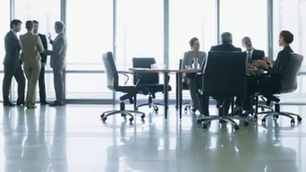Los teóricos del gobierno corporativo apoyan una relación más eficiente y transparente entre accionistas y directores. (Foto: Getty Images)