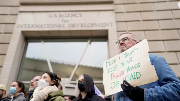 La gente protesta fuera del edificio USAID, después de que el multimillonario Elon Musk, que está encabezando la campaña del presidente estadounidense Donald Trump para reducir el gobierno federal, dijera que se está trabajando para cerrar la agencia de ayuda exterior estadounidense USAID, en Washington, EE. UU., el 3 de febrero de 2025