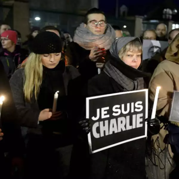 Las personas participaron en una velada para rendir homenaje a las víctimas.