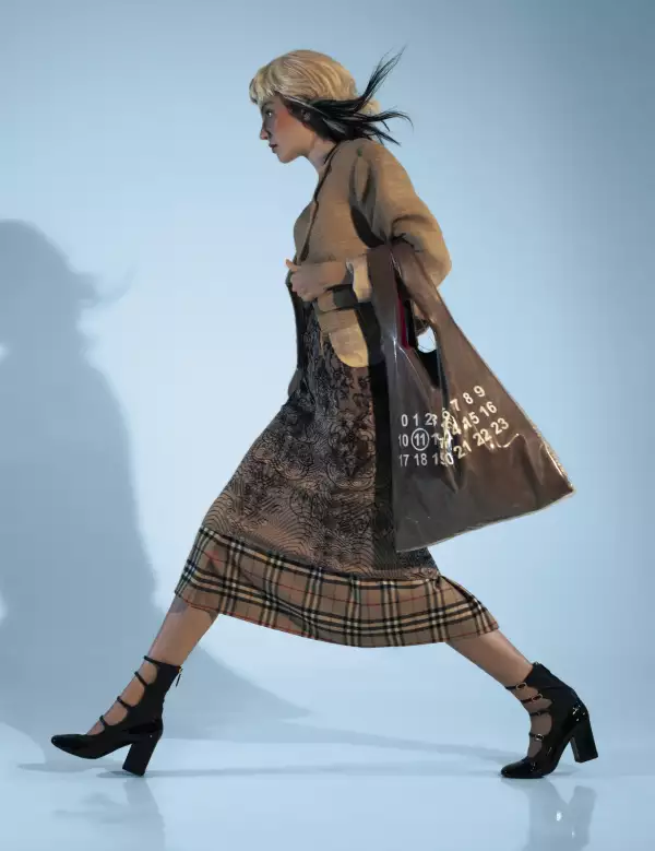 Saco, VAQUERA, colección privada. Vestido, JEAN PAUL GAULTIER, colección privada. Falda, BURBERRY, disponible en colección privada. Tenis, BALENCIAGA, diponibles en @SHOPOLOGY.MX por INÉS BARONA. TROQUER. Botas, CHANEL, disponibles en TROQUER. Bolsa, MAISON MARGIELA, disponible en VOID.