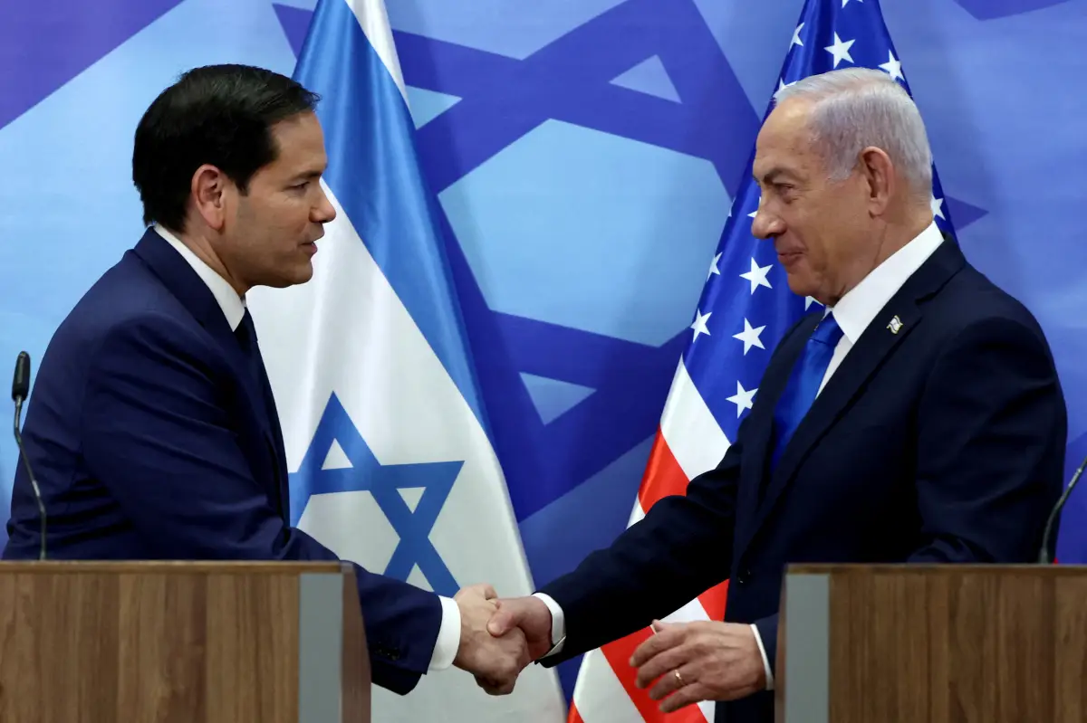 El Secretario de Estado de los Estados Unidos, Marco Rubio, y el primer ministro israelí, Benjamin Netanyahu, se dan la mano mientras hacen declaraciones conjuntas a la prensa en la oficina del Primer Ministro en Jerusalén, el 16 de febrero de 2025.