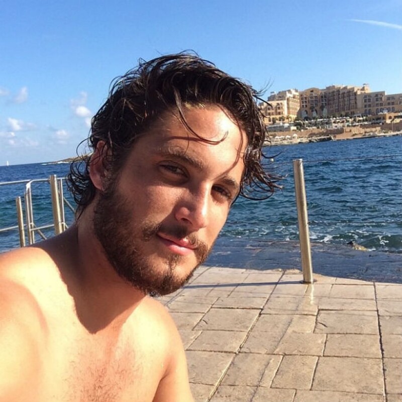 El actor se encuentra filmando en Malta la mini serie “The Dovekeepers”, por lo que ha tenido que cambiar de look y dejarse crecer la barba e incluso aprender a manejar algunas armas.