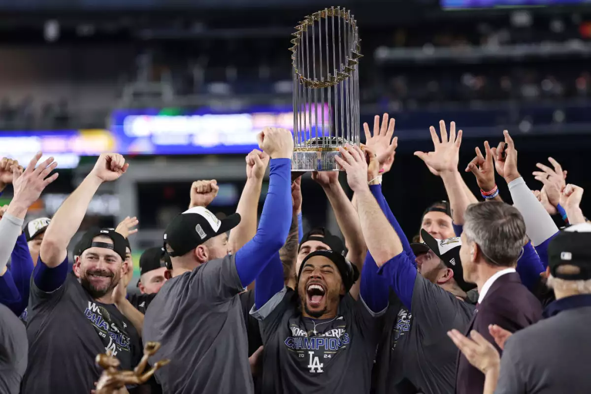 Foto de los Dodgers levantando el trofeo de la Serie Mundial 2024.