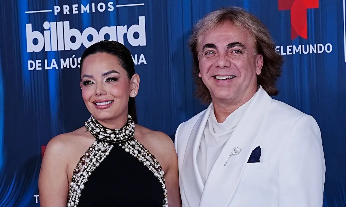 Cristian Castro junto a su nueva novia.