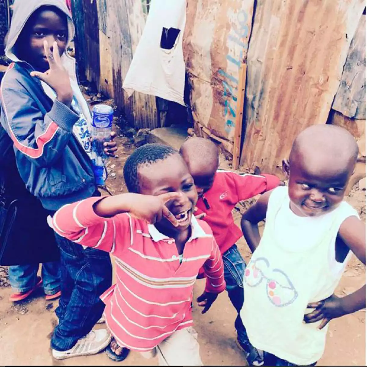 La hijos de Madonna la acompañaron en su visita a Kibera.