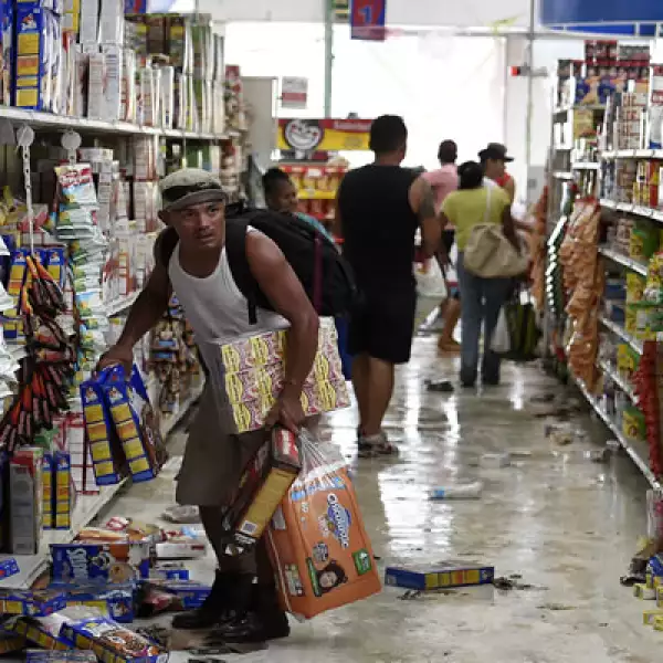 El huracán tocó tierra el domingo causando daños a casas, hoteles y negocios, estos últimos han registrado actos de rapiña.