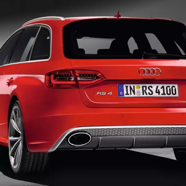 Ese poder del motor llega a las cuatro ruedas mediante el sistema de tracción integral quattro, para que en todo momento el vehículo se mantenga pegado al piso.