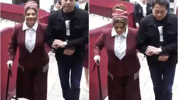 Clara Brugada llega a evento con bastón