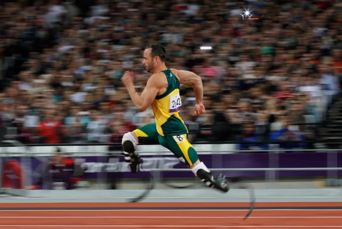 Foto de Oscar Pistorius corriendo en la competencia de 200 metros en los Paralímpicos de Londres 2012.