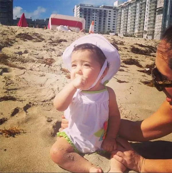 Jacky y su primera experiencia con la arena del mar.