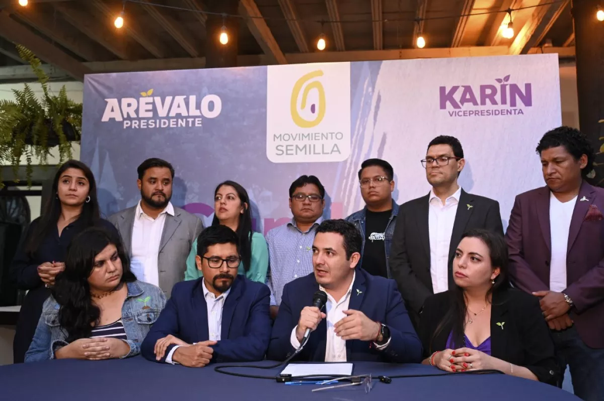El congresista y líder del partido Semilla, Samuel Pérez (C-R), habla durante una conferencia de prensa en la Ciudad de Guatemala el 30 de agosto de 2023. El miércoles, la junta directiva del Congreso guatemalteco dejó sin autoridad al grupo parlamentario del presidente electo, Bernardo Arevalo, al cumplir con la suspensión del partido Semilla ordenada a instancias de la Fiscalía cuestionada.