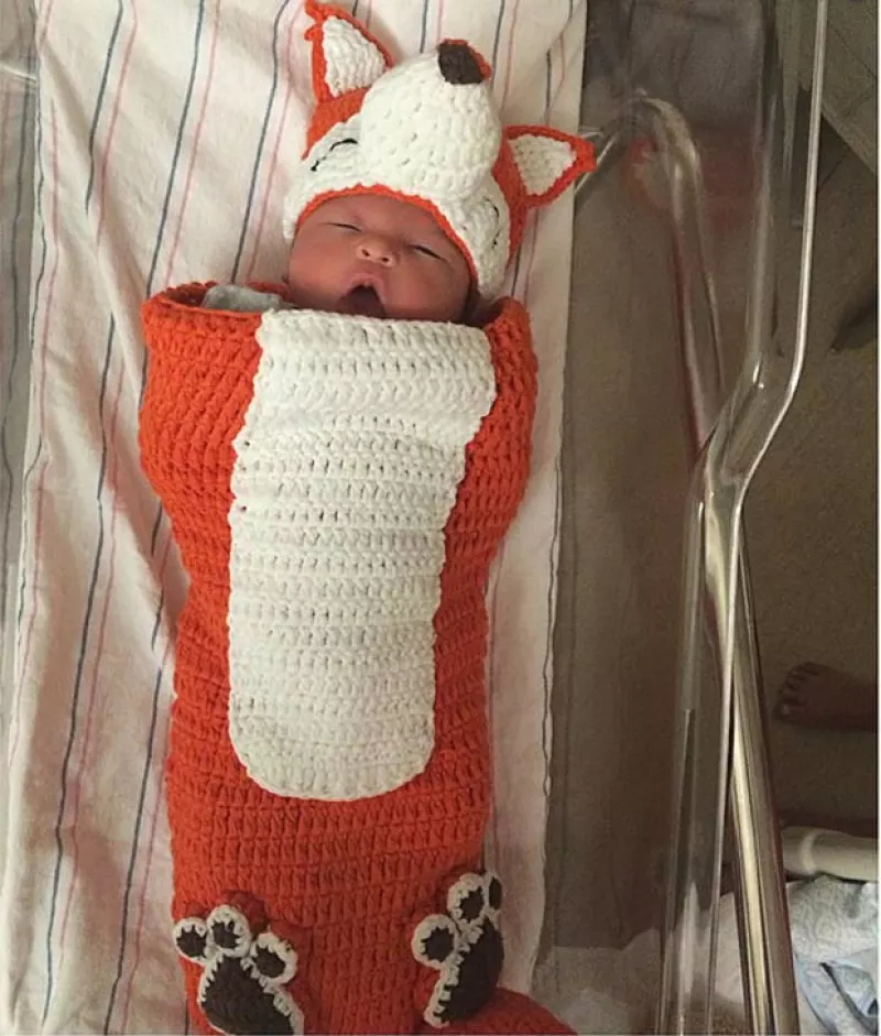 A unos días de haber dado a luz, la modelo que causó polémica por mantener durante los 9 meses de su embarazo un abdomen súper tonificado muestra a su pequeño de 4 kilos.