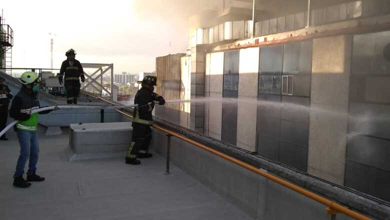 bomberos en incendio.jpeg