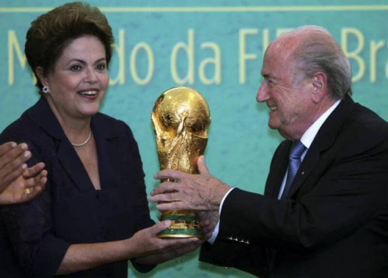 Dilma Rousseff recibe la Copa del Mundo 2014