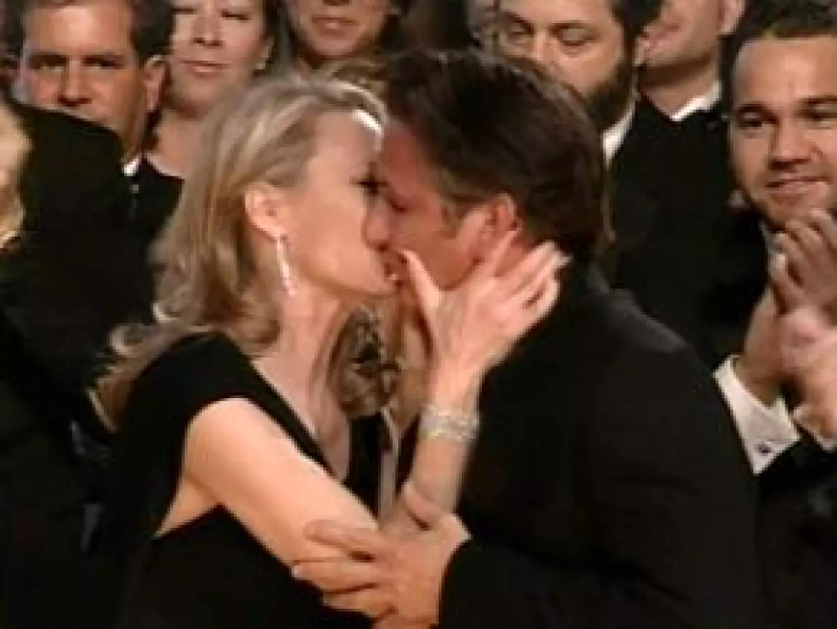 La esposa de Sean Penn presentó una solicitud de divorcio en el condado de Marin, California, el cual establece que la pareja acordó compartir la custodia de su hijo de 16 años, Hopper Jack.