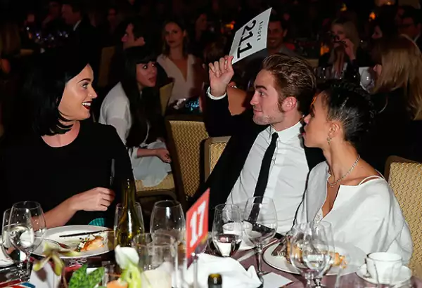 A Katy le tocó compartir mesa con Robert y su novia durante el evento de beneficencia.