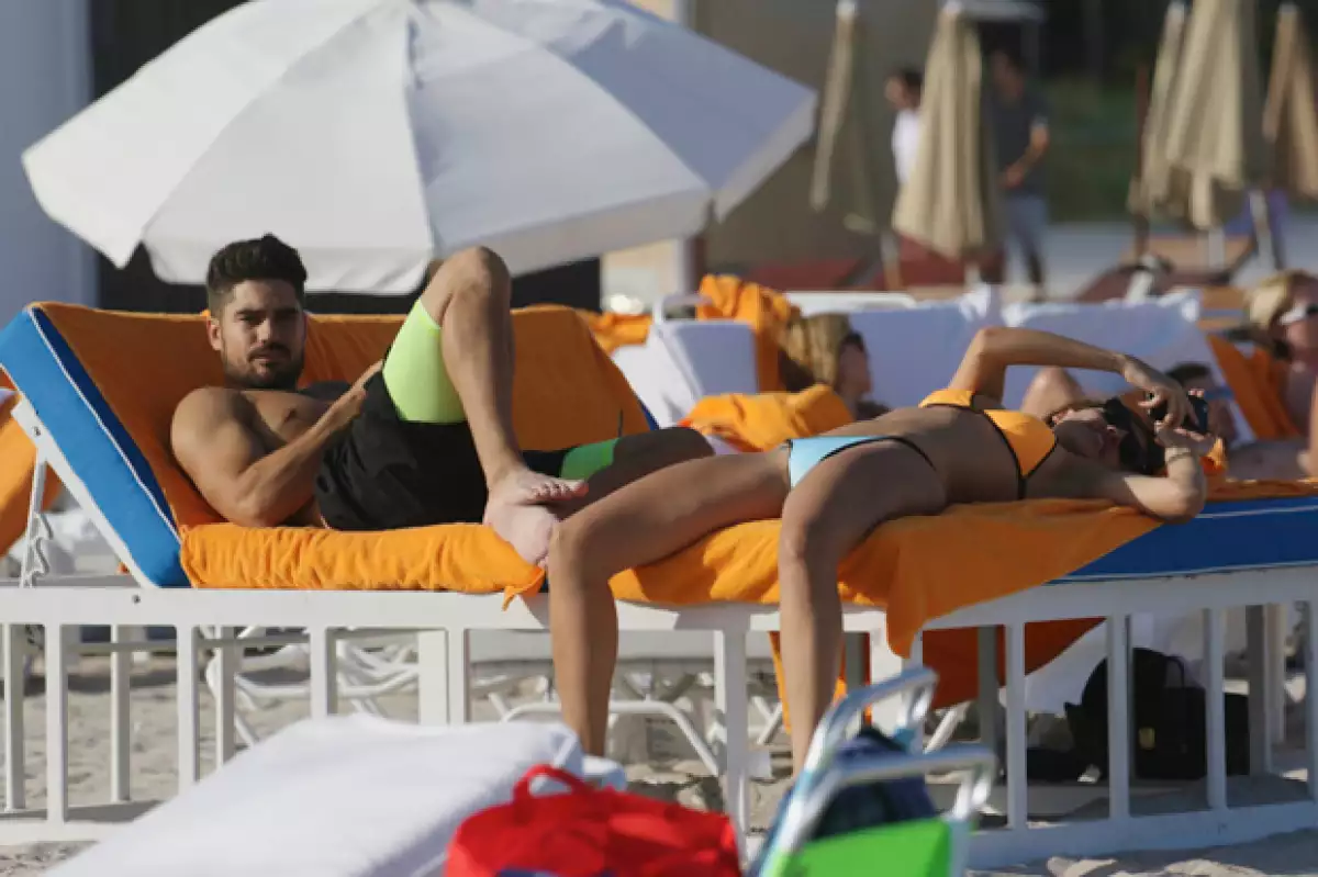 La actriz disfrutó de unos días de descanso al lado de su novio D.J. Cotrona.