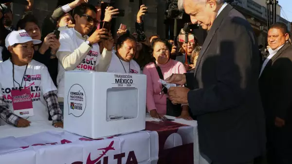 CIUDAD DE MÉXICO, 25OCTUBRE2018.- 
Andrés Manuel Lopez Obrador, presidente electo de México, emitió su voto para la Consulta Nacional Nuevo Aeropuerto en la casilla ubicada en la explanada de la alcaldia de Tlalpan. 
FOTO: SAÚL LÓPEZ /CUARTOSCURO.COM