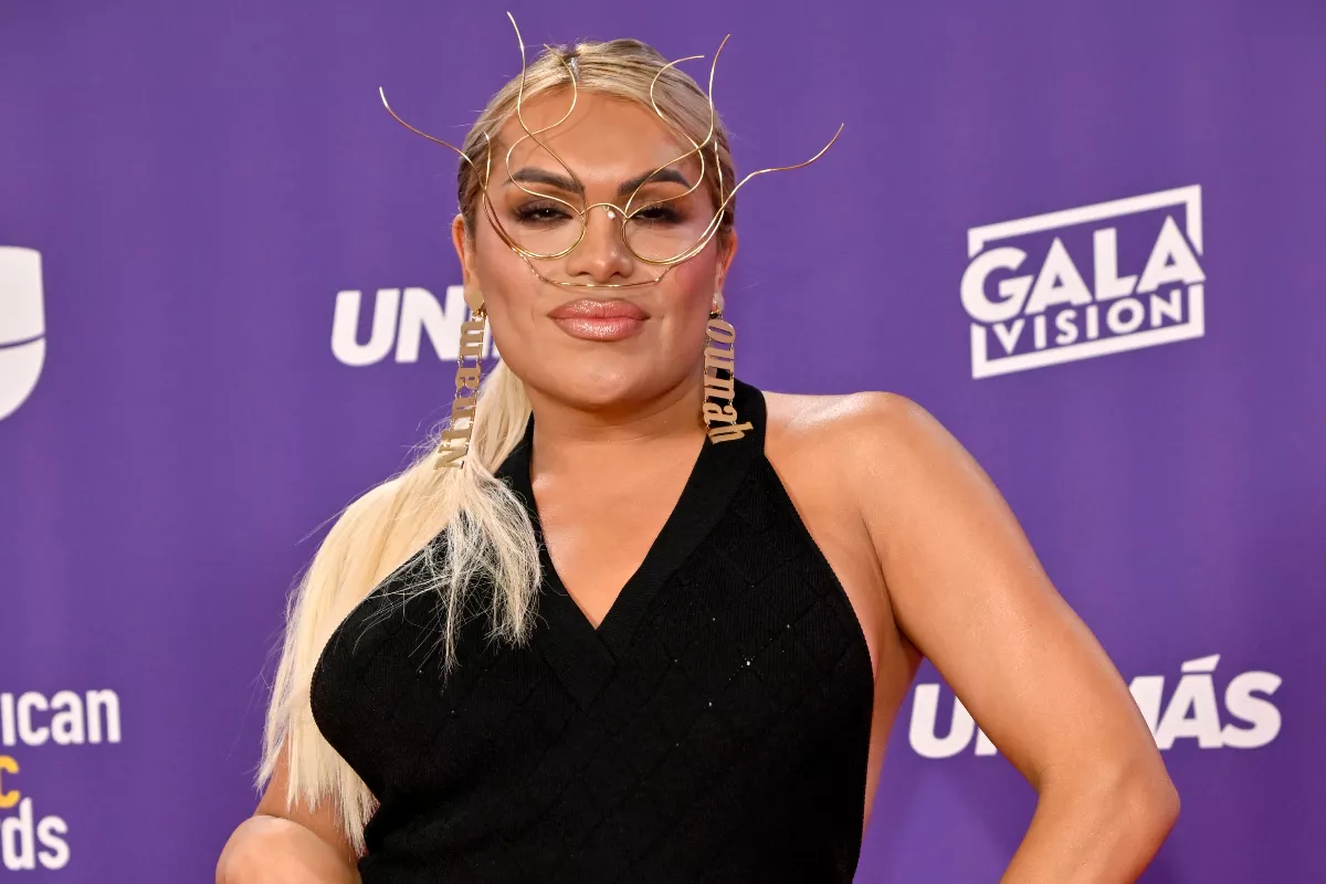 Foto de Wendy Guevara vestida de negro en un evento de 2024