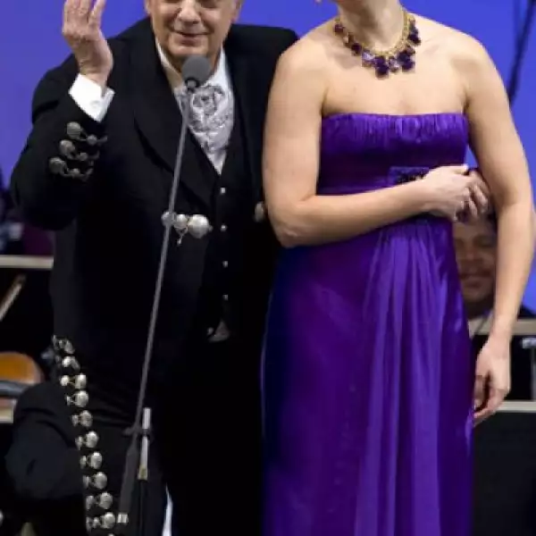 Los aplausos se intensificaron cuando el tenor concluyó su presentación a la mexicana.