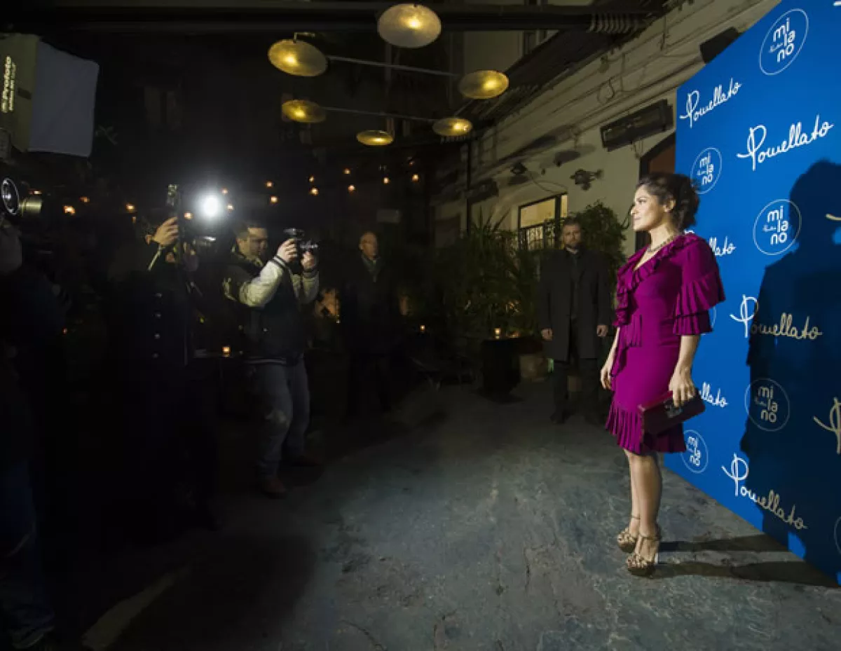 Salma llega al evento de Pomellato en la semana de la moda de Milán.