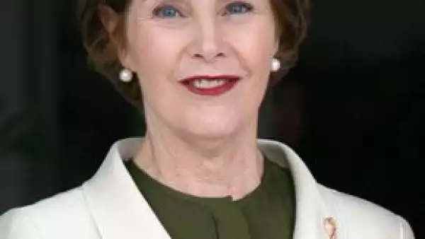 La esposa del todavía presidente de EUA ya ha hablado con algunos editores sobre su obra.