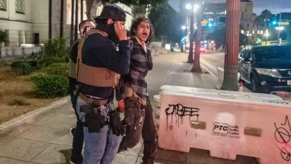 Los agentes de la ley arrestan a un hombre ya que un toque de queda está en vigor después de días de protestas en respuesta a las operaciones federales de inmigración en Los Ángeles el 10 de junio de 2025.