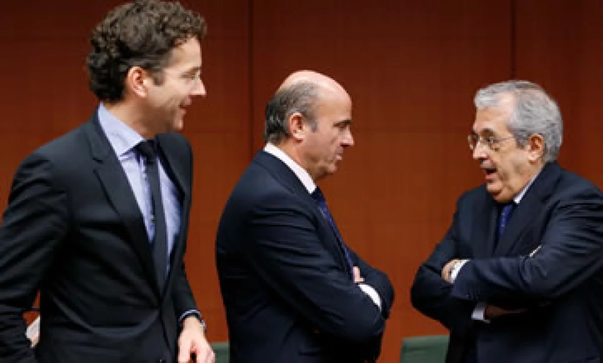 El presidente del Eurogrupo, Jeroen Dijsselbloem (i) destacó que los bancos españoles ahora están más fuertes. (Foto: Reuters)