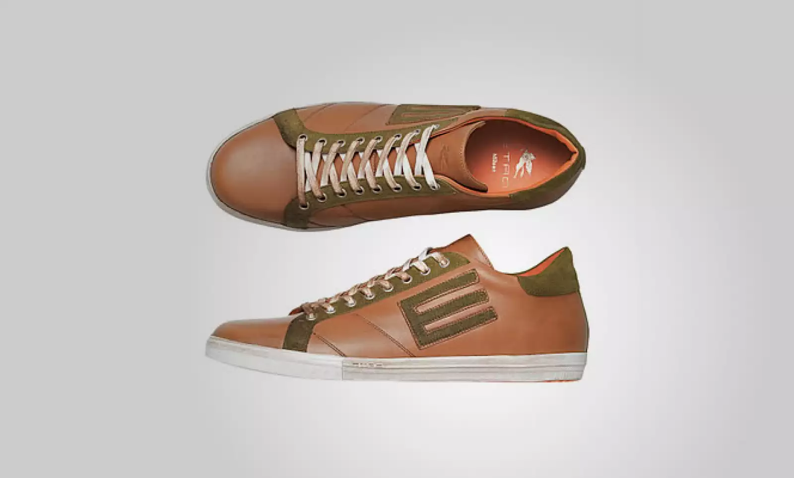 La firma también fabrica calzado, con costuras en piel y en gamuza.