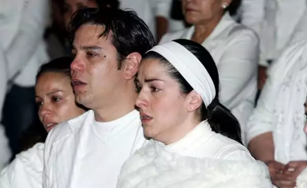 La actriz y cantante al lado de su esposo, Paulo, durante la misa que se realizó en la Basílica de Guadalupe.