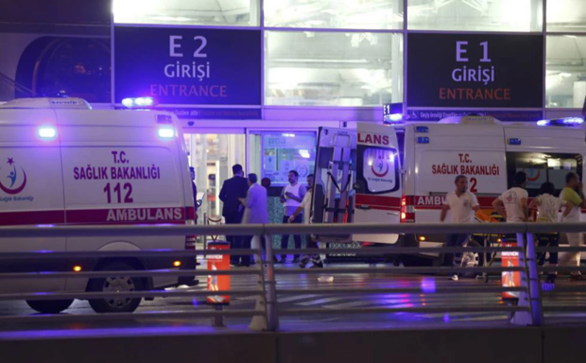 Las autoridades han indicado que hay más de 60 personas heridas tras el ataque en el aeropuerto de Atatürk.