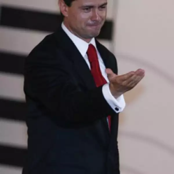 ´Con cariño saludo a mis hijos: a Paulina, a Alejandro, a Nicole; a Angélica (Rivera), a Fernanda y a Sofía, y a mi familia por estar presentes acompañándome en este evento. ¡Muchas gracias!, dijo Peña Nieto.