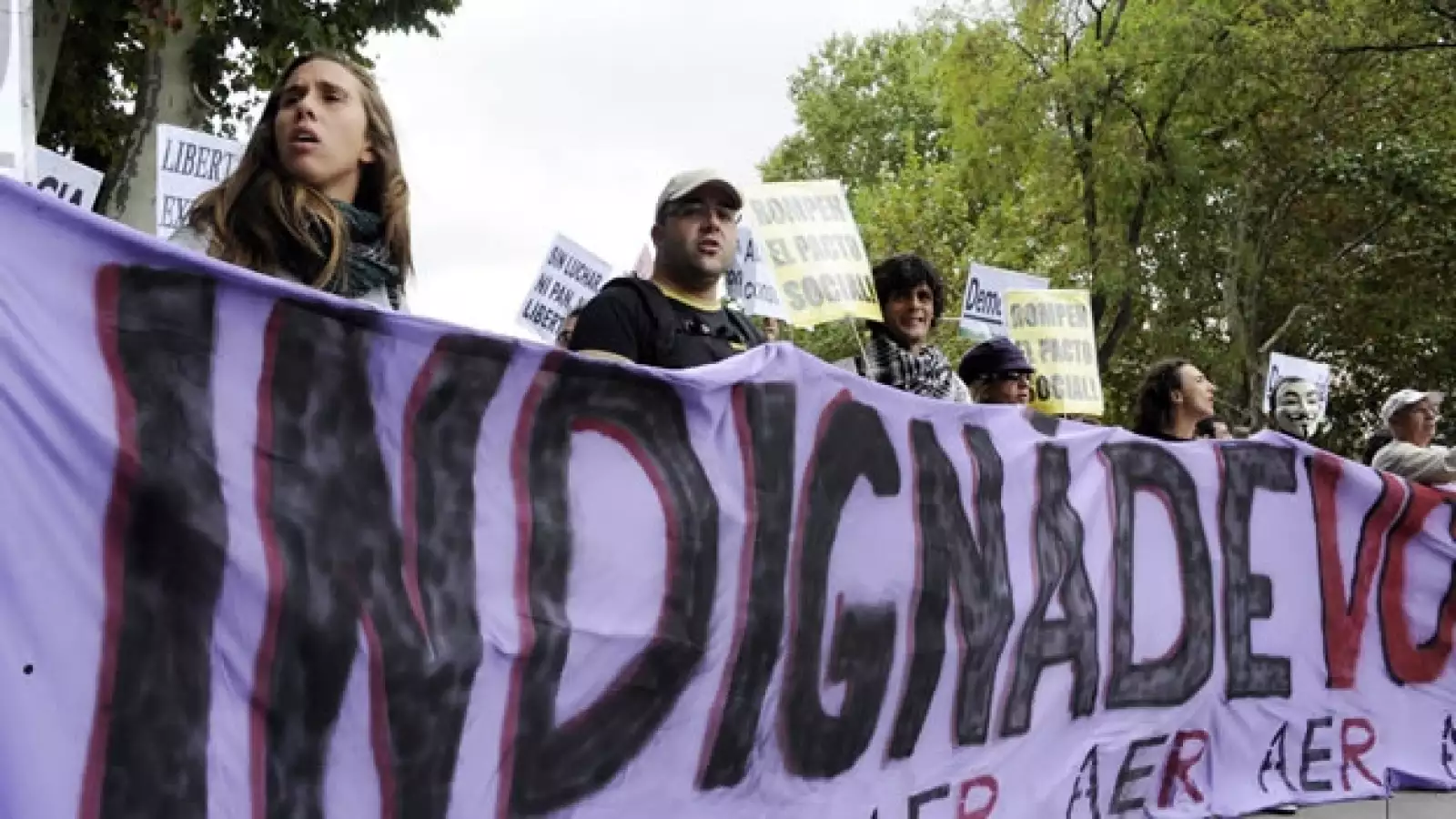 Españoles se manifiestan fuera del Congreso