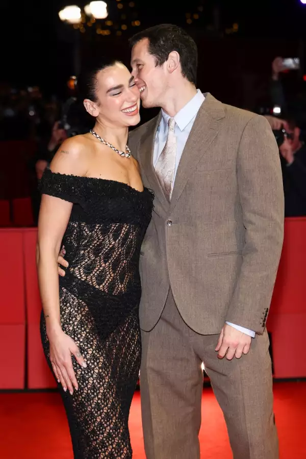Dua Lipa y su novio Callum Turner
