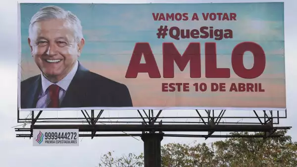 Un espectacular se observa en Mérida para votar a favor de que siga en su mandato el Presidente Andrés Manuel López Obrador, en el ejercicio de Revocación de Mandato.