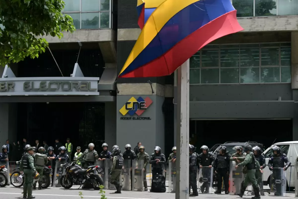 Los miembros de las fuerzas de seguridad están de guardia frente a una de las sedes del Consejo Nacional Electoral (CNE) en Caracas el 29 de julio de 2024, un día después de las elecciones presidenciales venezolanas. El presidente Nicolás Maduro fue declarado ganador de las elecciones presidenciales de Venezuela, pero la oposición y los vecinos regionales clave rechazaron inmediatamente los resultados oficiales.