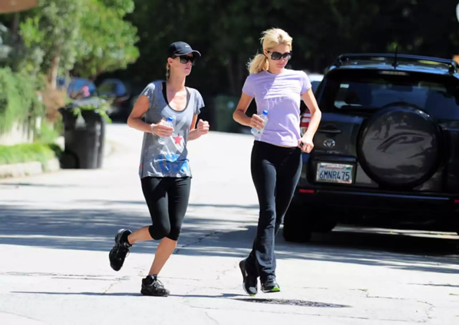 Paris Hilton y su hermana Nicky salen a correr cerca de la casa de Nicky en Beverly Hills, California.