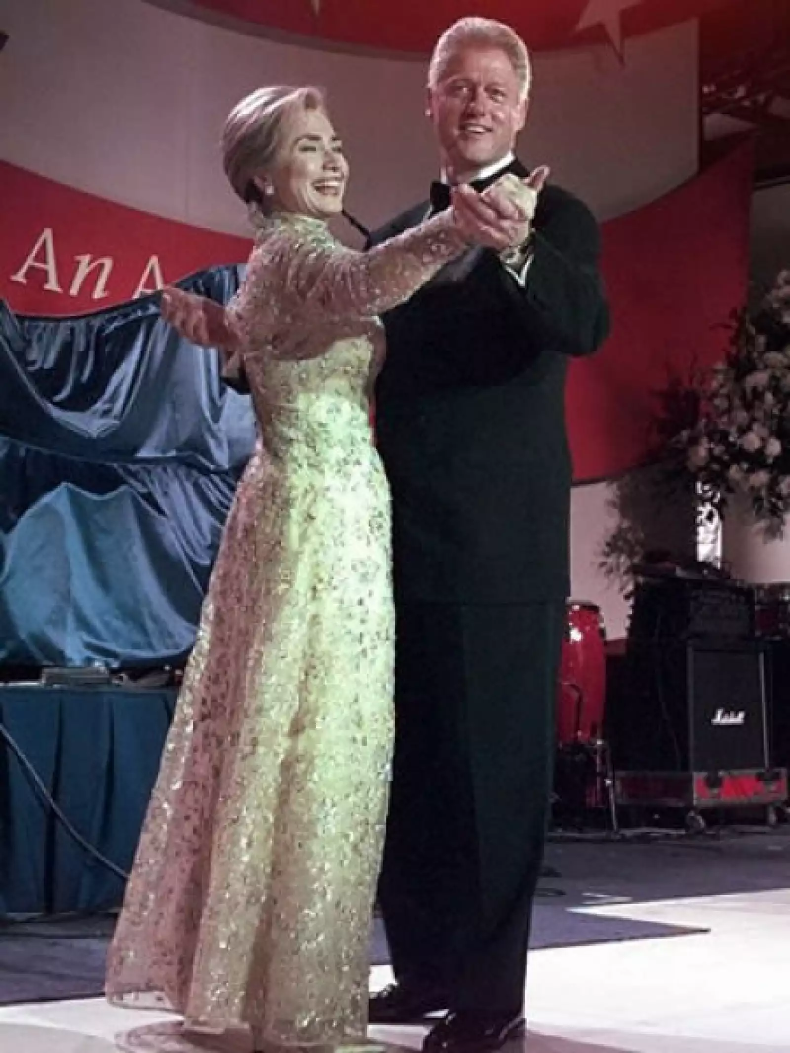 Pocos años después, Hillary cambió de diseñador para la segunda administración de Clinton. En esta ocasión el elegido fue Oscar de la Renta, quien creó un elegante diseño en encaje y satén.