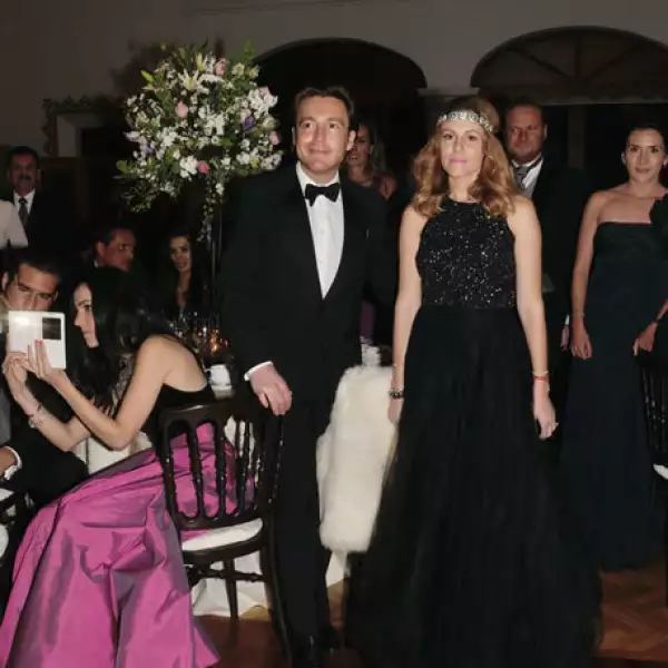 Michelle Torres diseñadora de moda y experta en vestidos de noche eligió en esta ocasión el color negro y como accesorio principal un detalle en la cabeza.