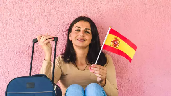 España regulariza hasta a un millón de migrantes, ¿cómo beneficia a América Latina?