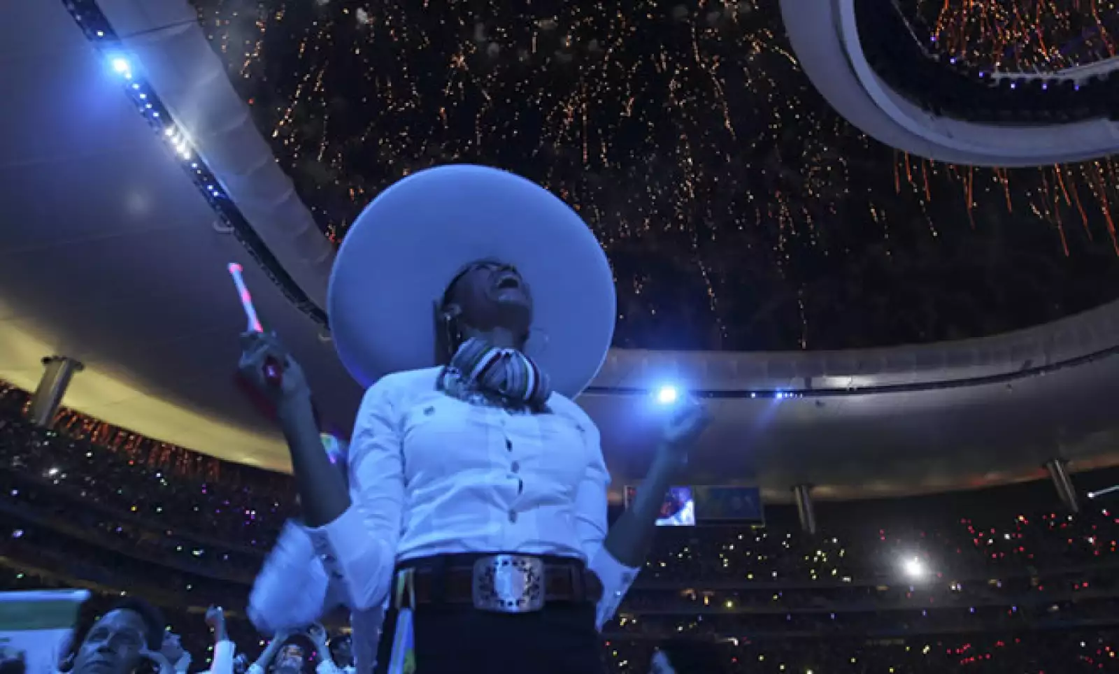 En cada sección de las gradas del estadio se vieron destellos multicolores como si simbolizaran el espíritu deportivo de aquellos guerreros que buscarán el podio en sus deportes.