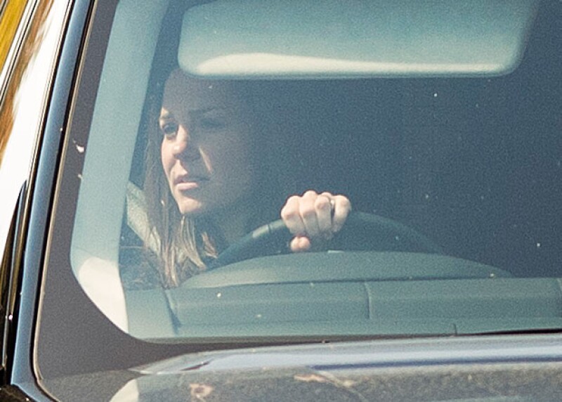 Pese a haber rebasado ya las cuarenta semanas de gestación, Kate fue vista conduciendo su camioneta cuando salía del Palacio.