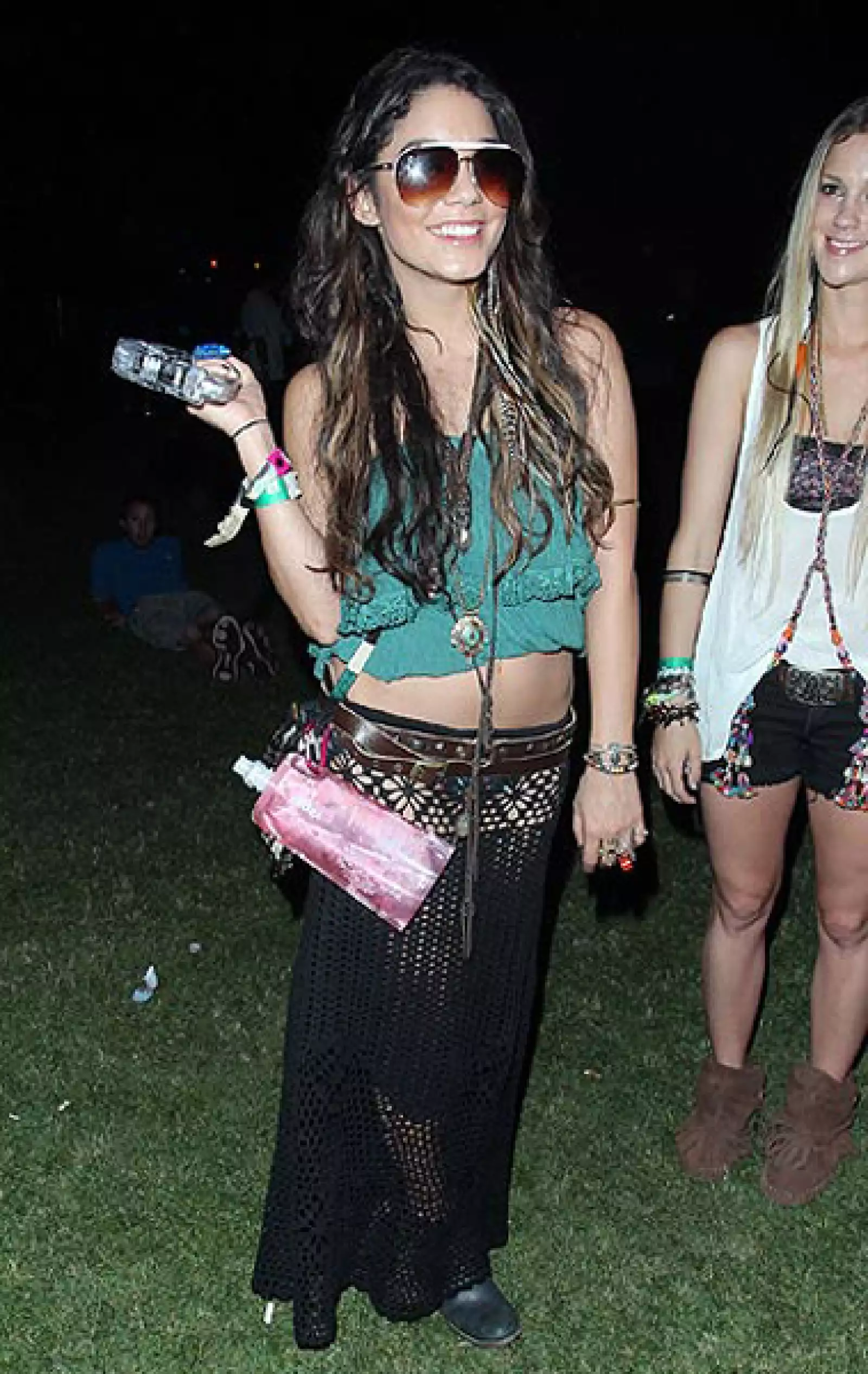 Con un loo más bohemio Vanessa Hudgens conjugó una maxifalda con detalles calados con la tendencia.