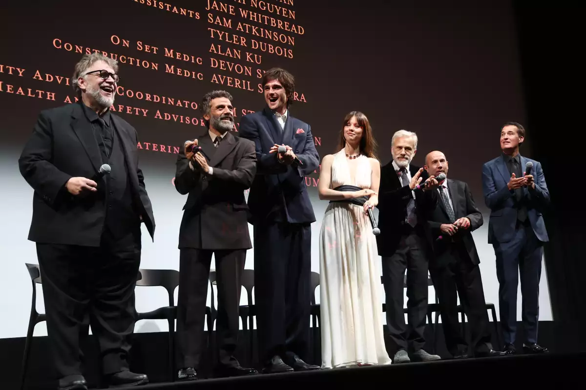 El cast protagónico de Frankenstein en la premiere norteamericana.